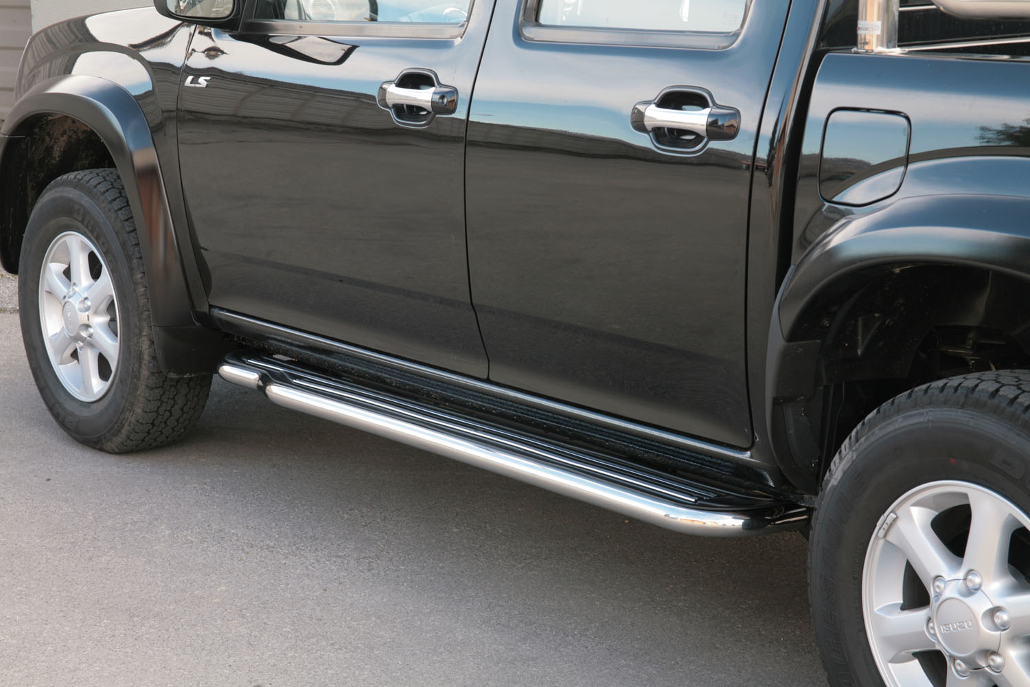 MARCHE-PIEDS INOX Ø50 ISUZU DMAX 2007/2011 (DOUBLE ET SPACE CAB)